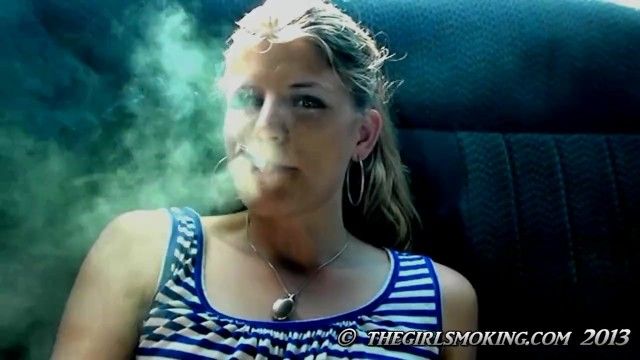 Kostenlose Mädchen rauchen Zigarette Film Marlboro Red 100-thegirlsmoking.